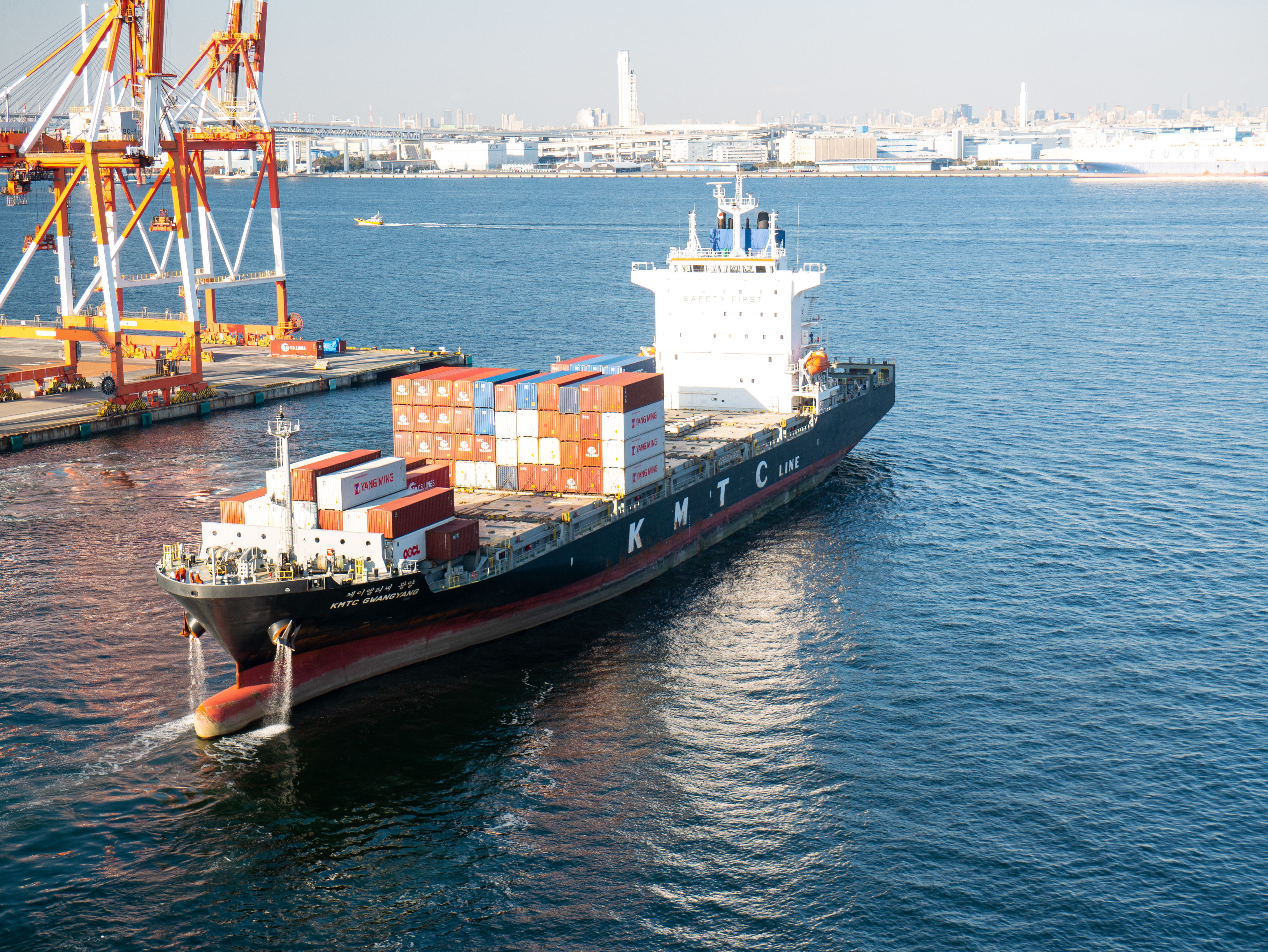 PIL Container Tracking Delays in 2025: Why It Happens and How to Respond